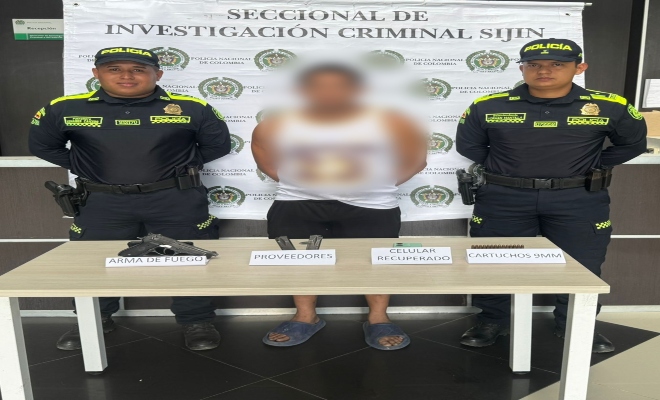 Durante el operativo, se le incautó una pistola con dos proveedores y más de 20 cartuchos calibre 9 mm.