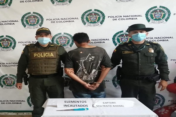 Persona capturada-policías custodiando 