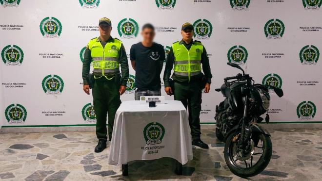 Persona capturada-policías custodiando