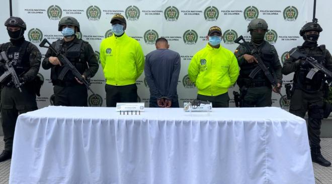 Persona capturada-policías custodiando 