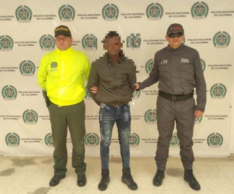 Persona capturada-policías custodiando