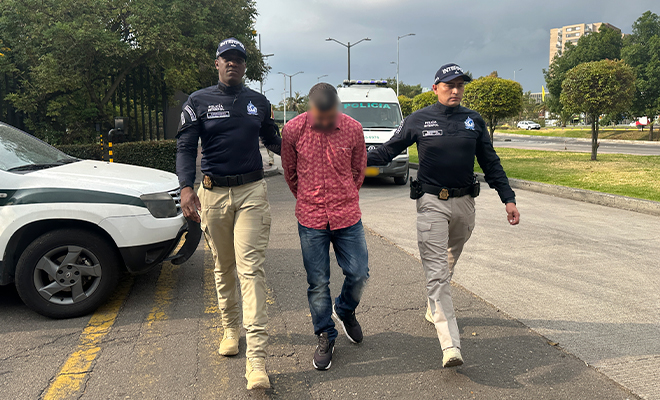 Ciudadano iraní – alemán es transportado por funcionarios de Policía Nacional.