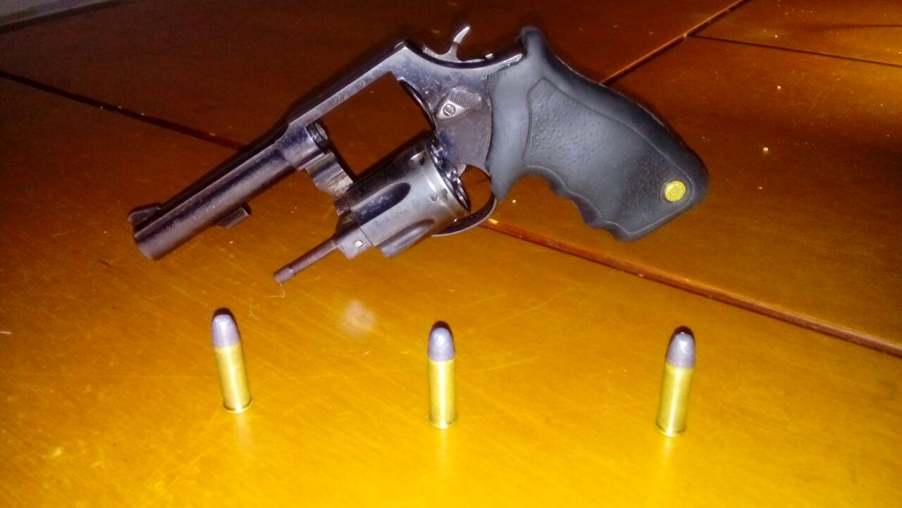 joven portaba un revolver calibre 38 en un bolso 
