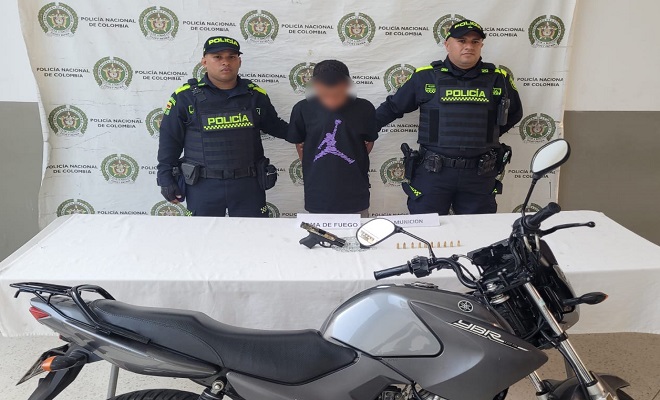 Capturado en flagrancia cuando escondía un arma de fuego en su motocicleta 