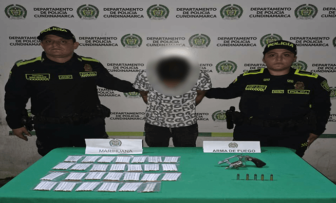 Una persona capturada por dos policías