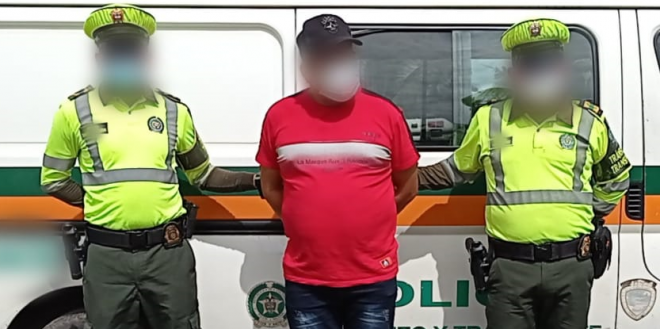 Una persona capturada-policías custodiando