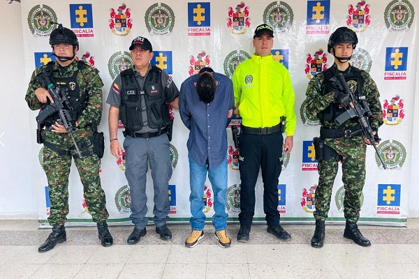 Un Policía de la SIJIN, un funcionario del CTI, dos funcionarios del EJERCOL y un capturado El Mexicano”, presunto cabecilla del grupo delincuencial “Los Inter”