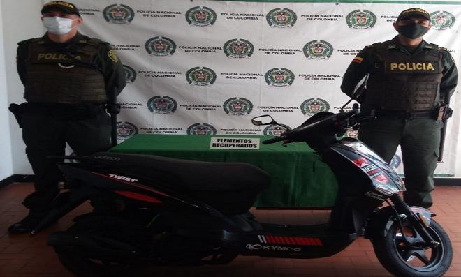 Motocicleta recuperada-policías custodiando