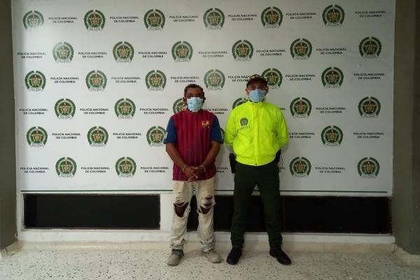 Persona capturada-policías custodiando