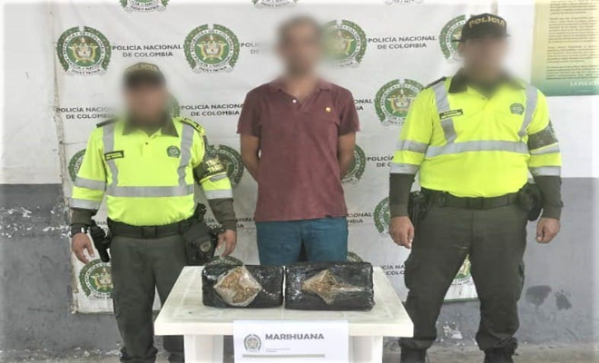 Personas capturadas-policías custodiando