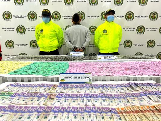 Persona capturada-policías custodiando-elementos incautados