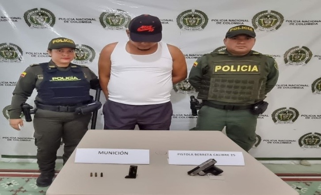 Persona capturada-policías custodiando