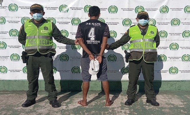 Una persona capturada-policías custodiando 