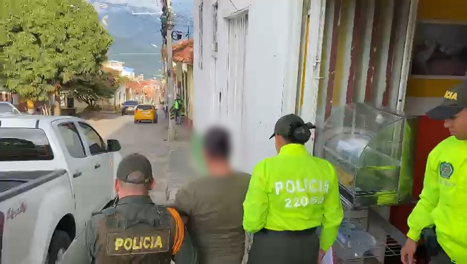 Se le halla en su poder; 01 revólver calibre 38, 32 cartuchos