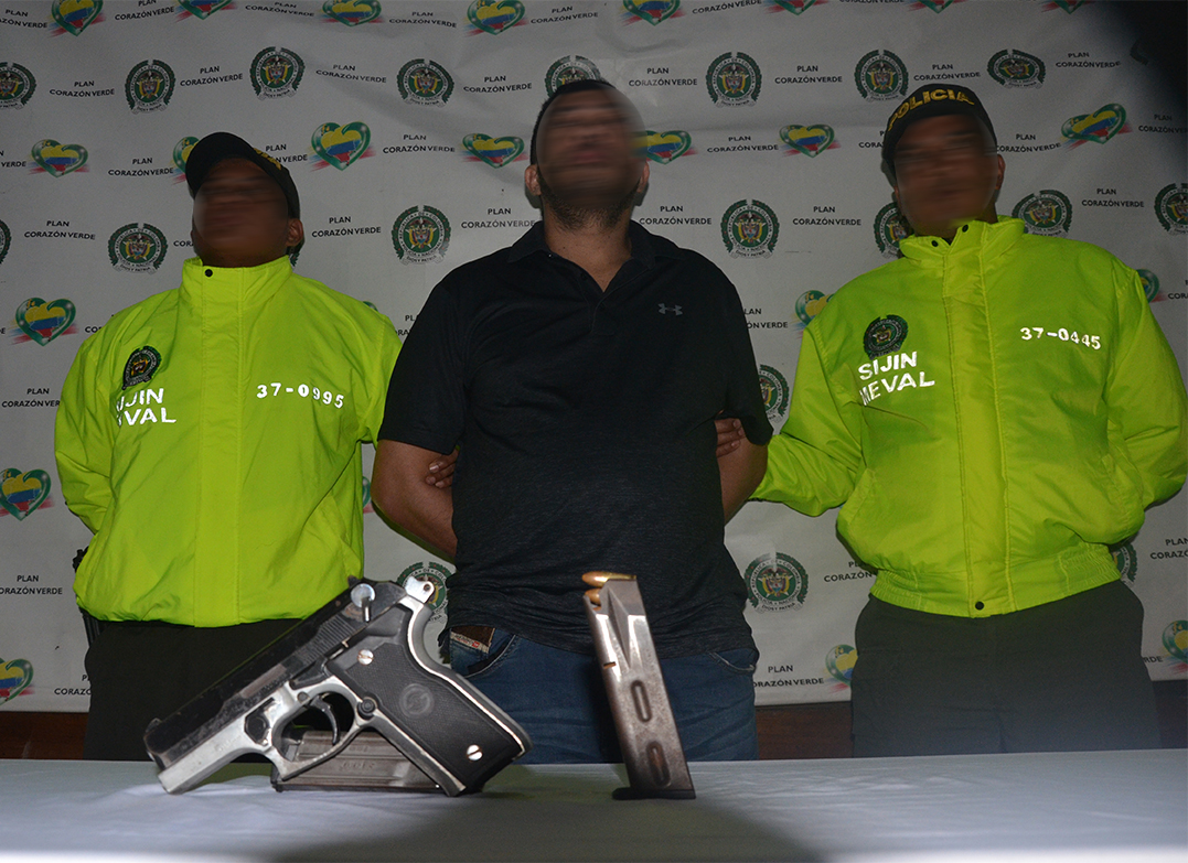 Policísa de la Sijin en Medellín custodían a cabecilla de banda delincuencial capturado