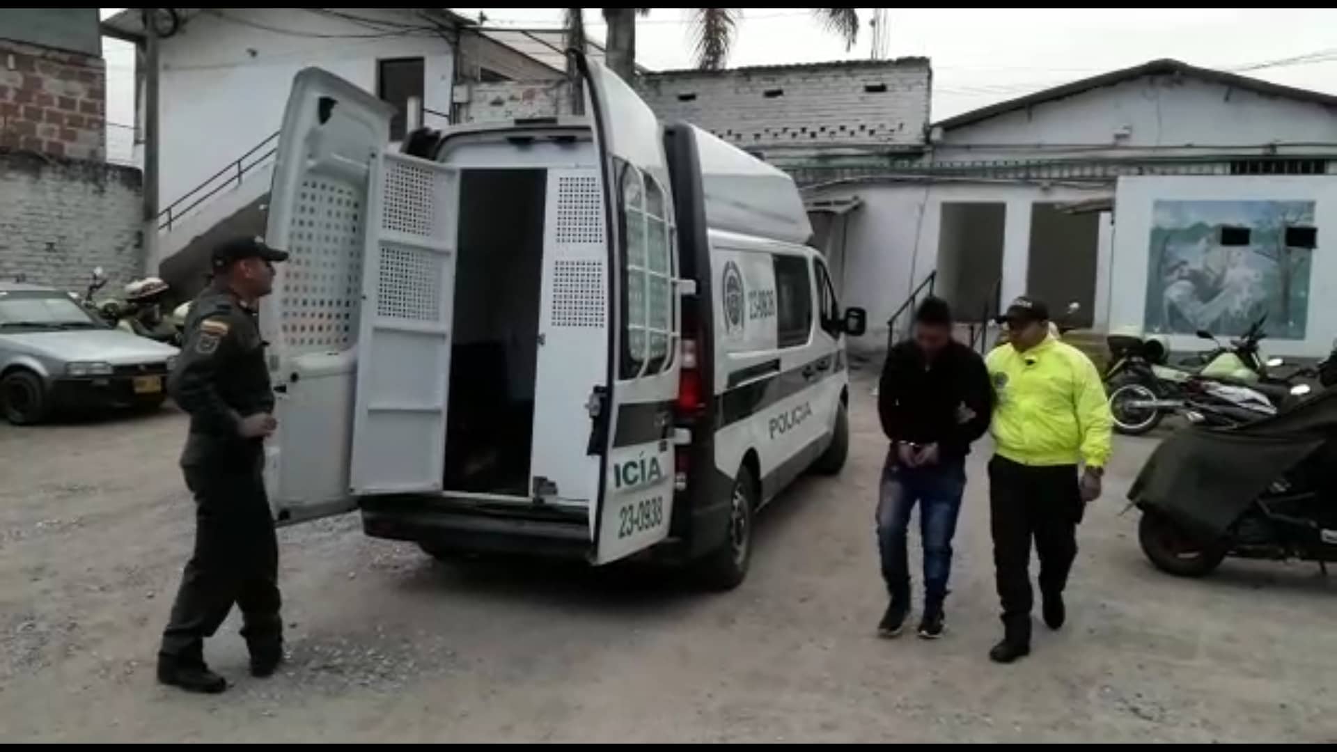  capturado_ingresando_al_vehiculo_policial
