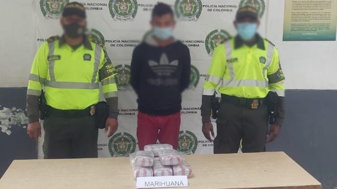 Capturado con marihuana-pasajero de bus con estupefaciente-kilos de marihuana-peaje de Tucurinca-Zona Bananera-plan 100 contra el microtráfico-policía de tránsito