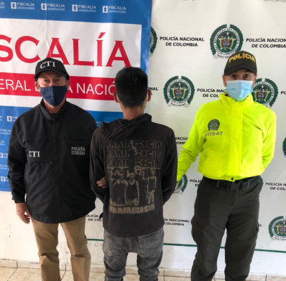 1 persona capturada-policías custodiando