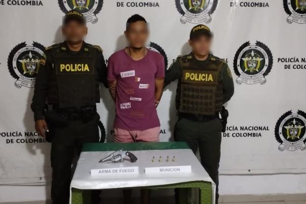 Persona capturada-policías custodiando-elemento incautado