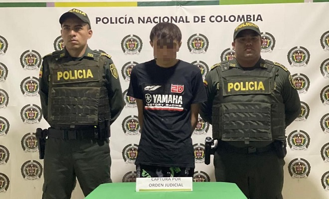 Persona capturada-policías custodiando