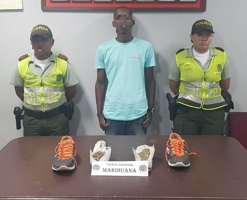 Ciudadano es capturado en el aeropuerto al pretender ingresar marihuana dentro de sus zapatos.