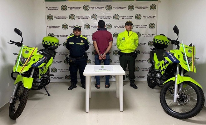 Persona capturada-policías custodiando