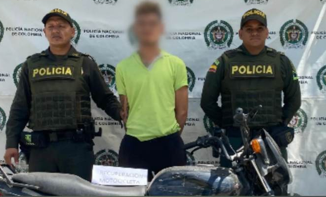 El capturado se movilizaba en una motocicleta que presentaba una orden de inmovilización por el delito de hurto.