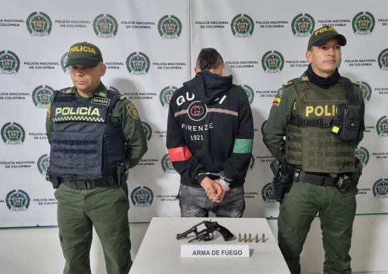 capturado un hombre con un arma de fuego ilegal