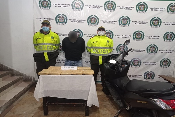 1 persona capturada-policías custodiando-alucinógenos incautados-motocicleta inmovilizada