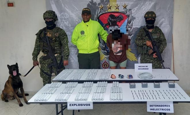 Persona capturada-policías custodiando 