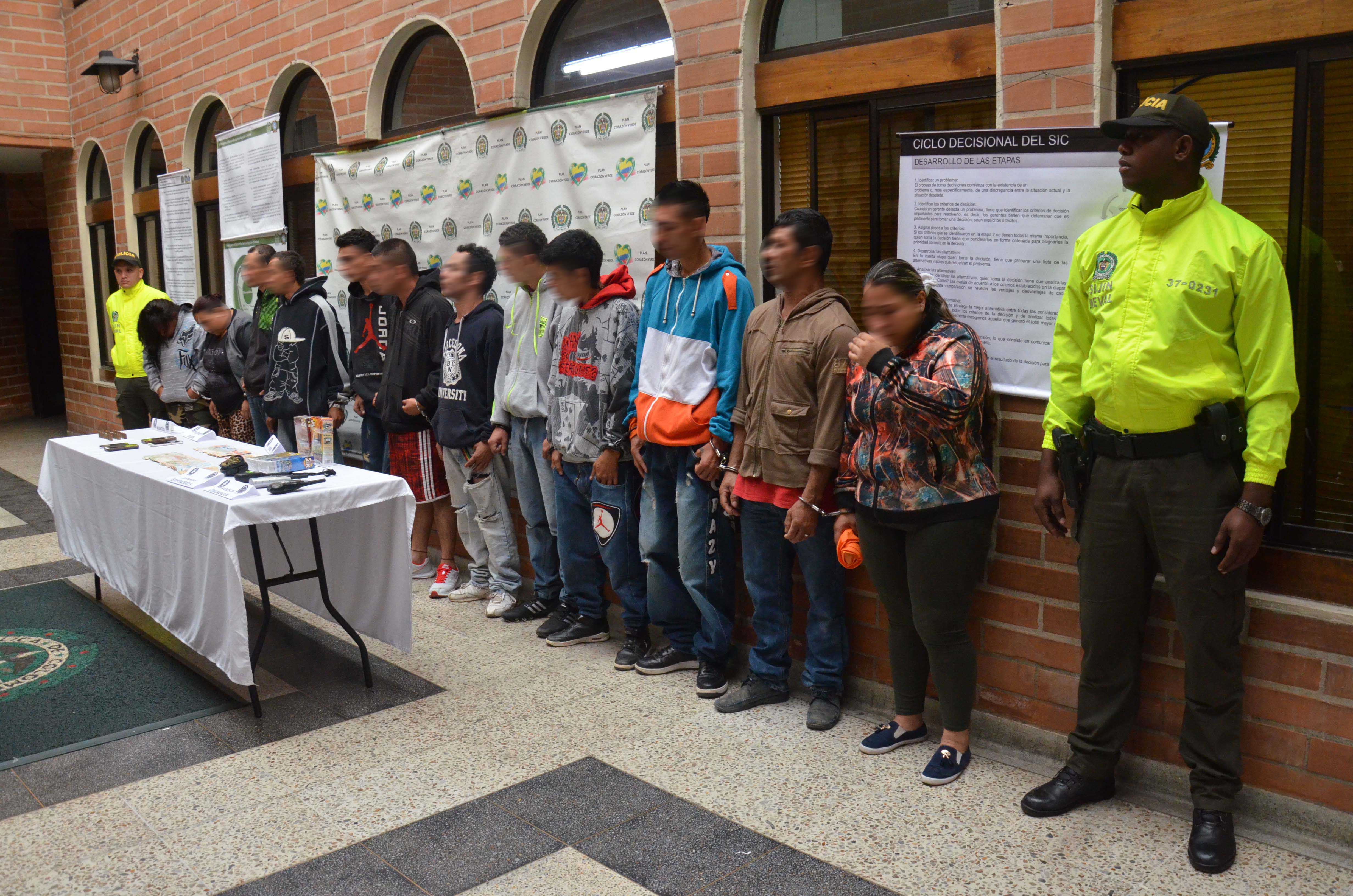 Capturados son custodiados por policías de la Sijin en Medellín