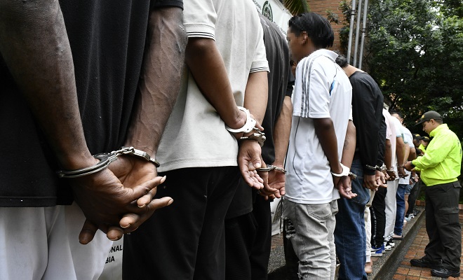 capturados-policía custodiando