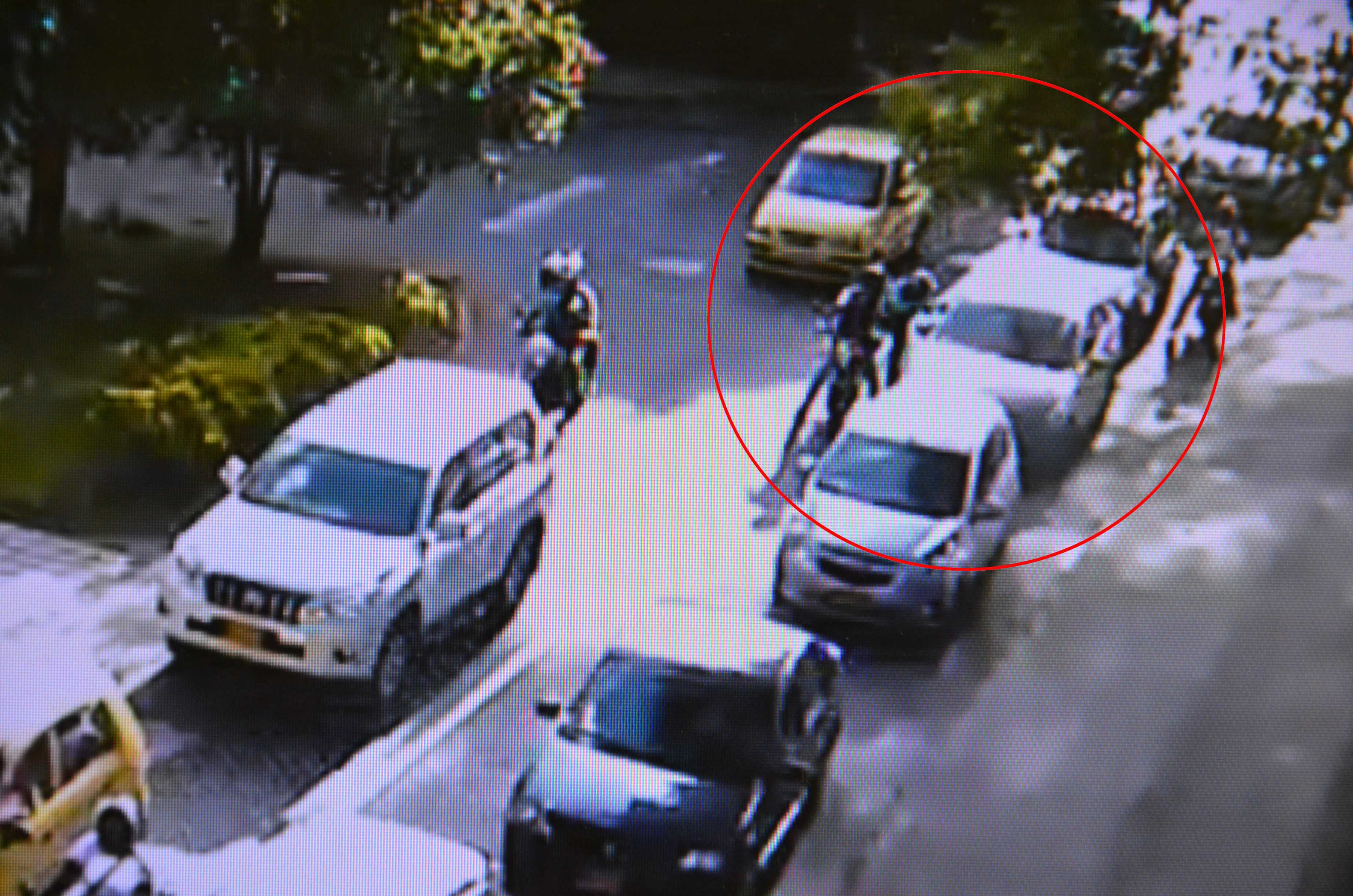 Tres delincuentes tratando de hurtar a un ciudadano