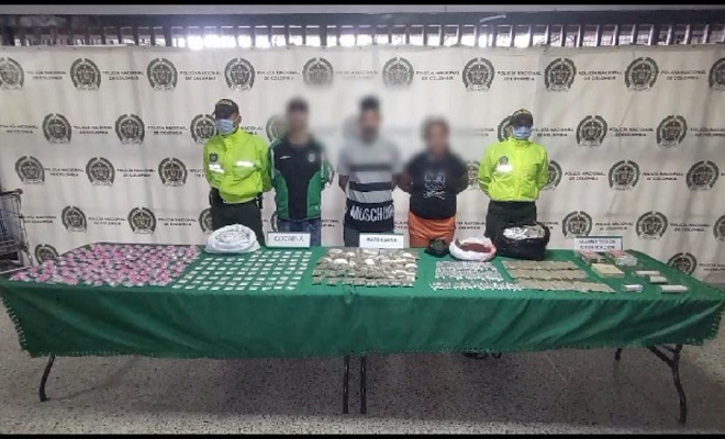 Personas capturadas-policías custodiando