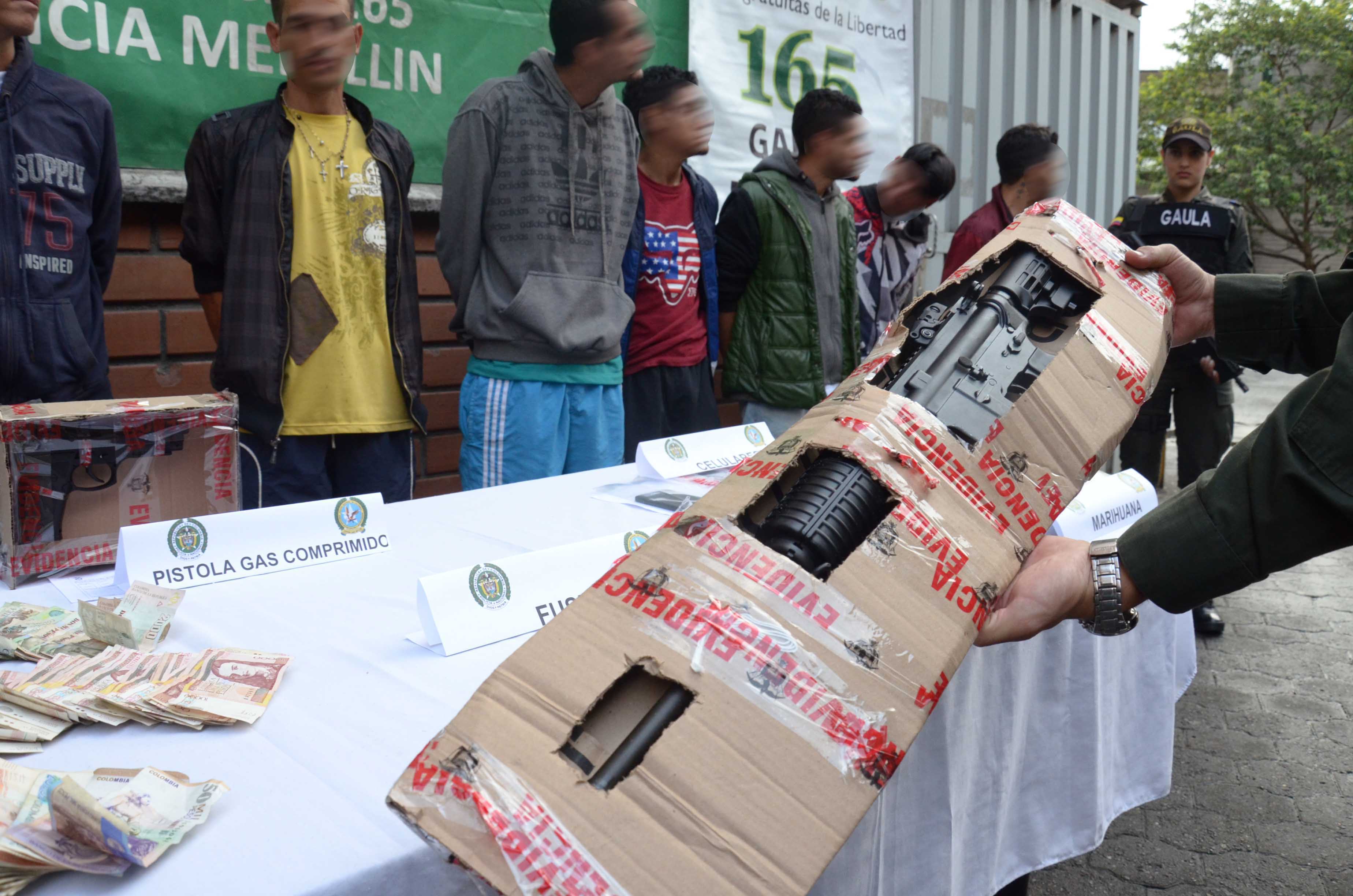 Capturados junto con armas y dinero incautado 