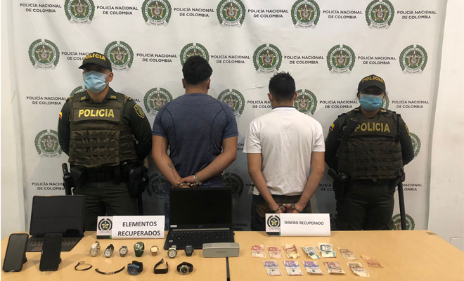 2 personas capturadas-policías custodiando-elementos incautados