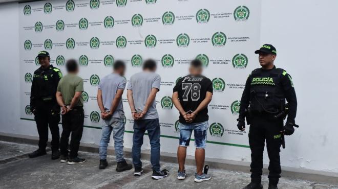 Fueron capturados mientras hurtaban objetos de un establecimiento comercial.