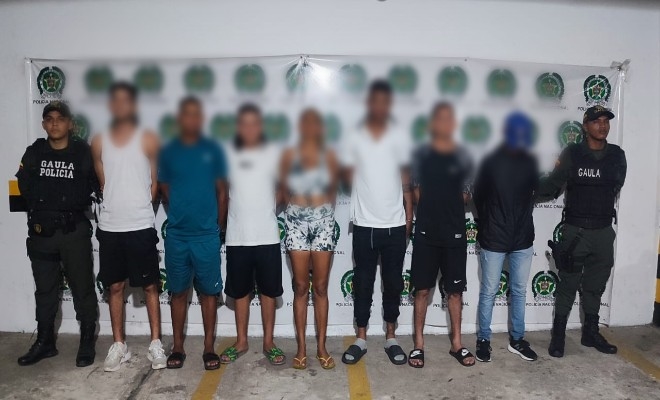 De acuerdo con la investigación, los siete capturados y el notificado coordinaban te ejecutaban extorsiones a comerciantes de todo tipo en los municipios Soledad y Malambo