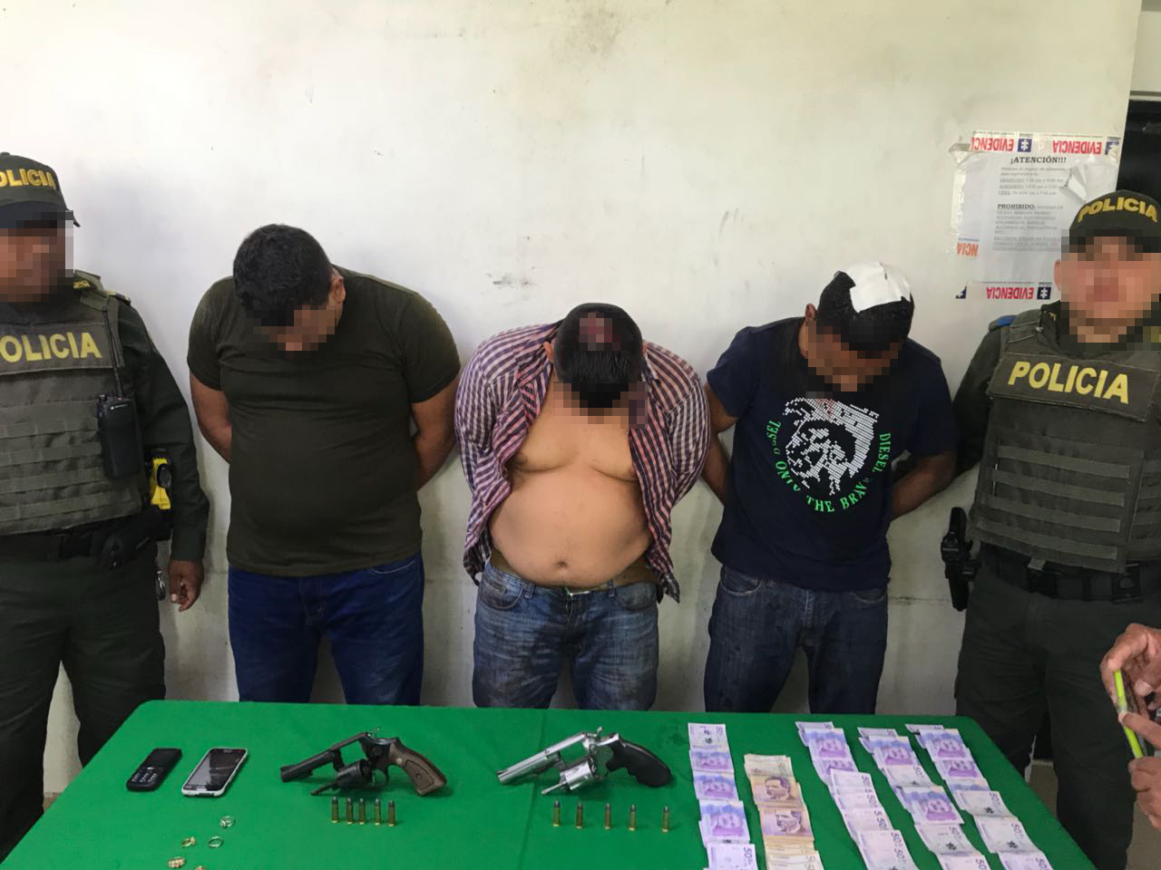 Se les incauto dos armas de fuego. 