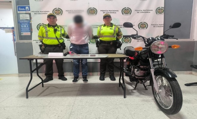 La motocicleta y el arma de fuego fueron puestos a disposición de la Fiscal General de la Nación por el presunto delito de Fabricación, tráfico, porte o tenencia de armas de fuego. 