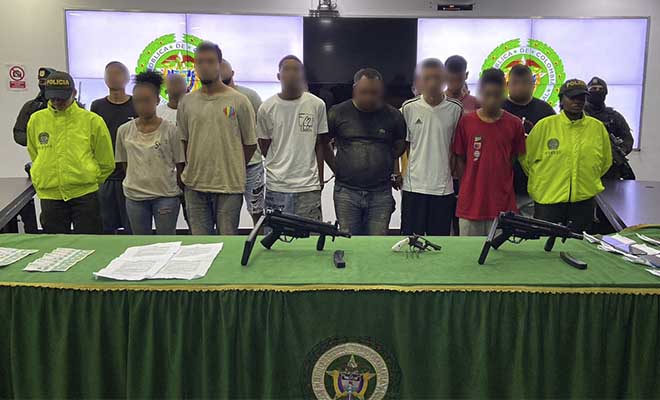 Al momento del ingreso de los uniformados e investigadores, algunos de los sospechosos los hostigaron con armas de fuego, por lo que los policiales tuvieron que responder con sus armas de dotación. 