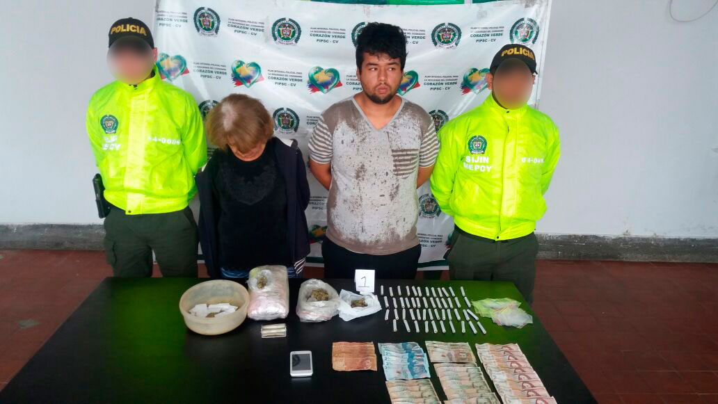 Los funcionarios incautaron elementos para procesar sustancias ilegales, así como dinero en efectivo producto de la venta y 580 gramos de marihuana.