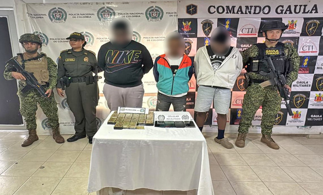 Un Policía, Dos Soldados y Tres Capturados con munición