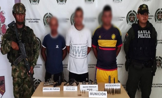 Se les encontraron dos pistolas, un revólver, 59 cartuchos para pistola y fusil, tres radios de comunicación y cuatro celulares
