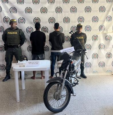 Personas capturadas-policías custodiando 