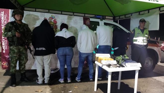 Capturados en flagrancia por el delito de hurto.