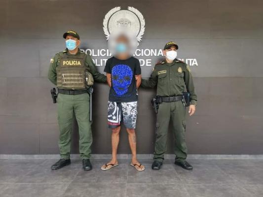 Una persona capturada-policías custodiando