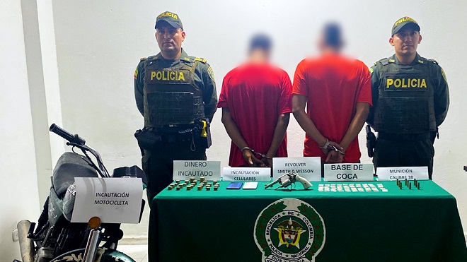 Fueron sorprendidos con un revolver, munición y 60 dosis estupefacientes