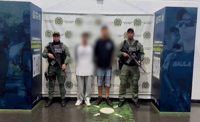 policías custodian a dos capturados 