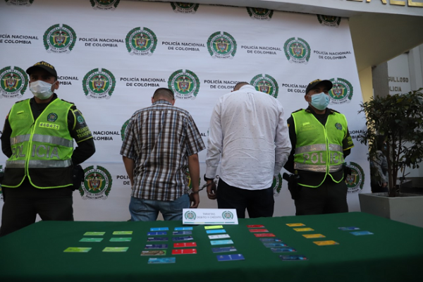 Capturamos dos hombres con 68 tarjetas de entidades financieras reportadas hurtadas y bloqueadas 